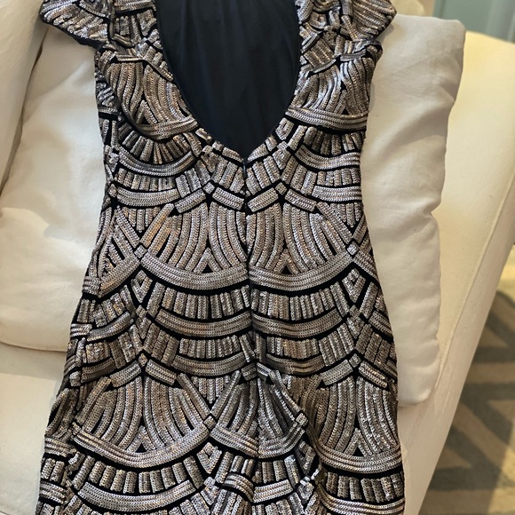 Short sequin dress with open back. New with tags - Picture 2 of 3